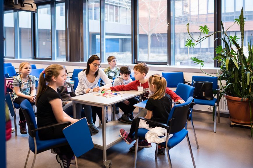 Studenti Pedagogické fakulty MU hlídají děti zaměstnanců Fakultní nemocnice Brno.