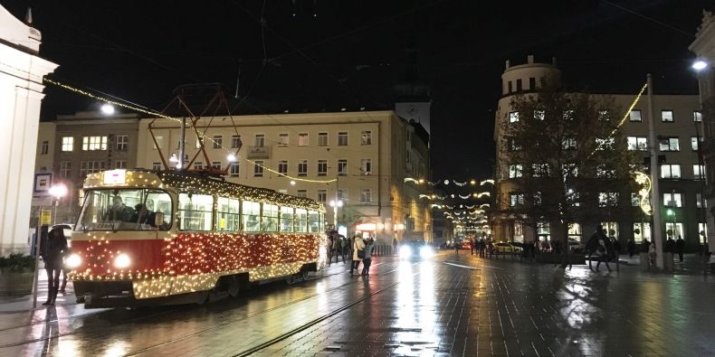 Už tradiční vánoční šalina brázdí střed Brna.