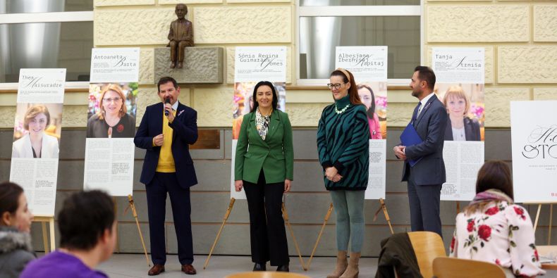 Výstavu zahájili rektor Martin Bareš a prorektor Petr Suchý za účasti velvyslankyň Martiny Mlinarević a Albesjany Iberhysaj-Kapitaj.