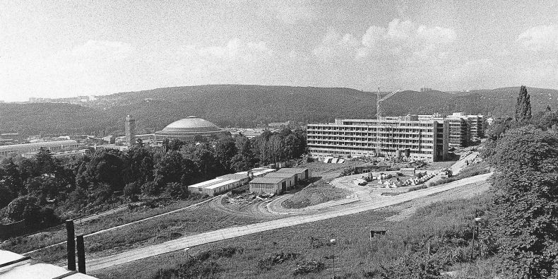 Jednotlivé bloky kolejí navzájem propoje­né koridorem vznikaly od roku 1978 po celá 80. léta.