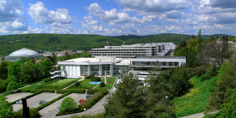 Centrum sídlí v areálu na Vinařské 5.