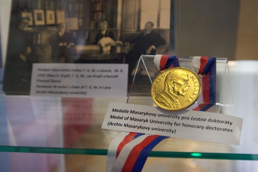 Medaile, která se uděluje čestným doktorům Masarykovy univerzity.