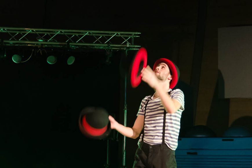  Univerzitní budova hostila celý víkend setkání žonglérů a akrobatů různého druhu a zaměření. Foto: Martin Kopáček.