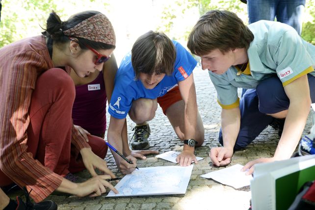  Jedním z úkolů bylo na mapě vyznačit, které země jsou zapojené do programu Erasmus, nebo se v časovém limitu zorientovat ve formulářích programu. Foto: David Povolný.