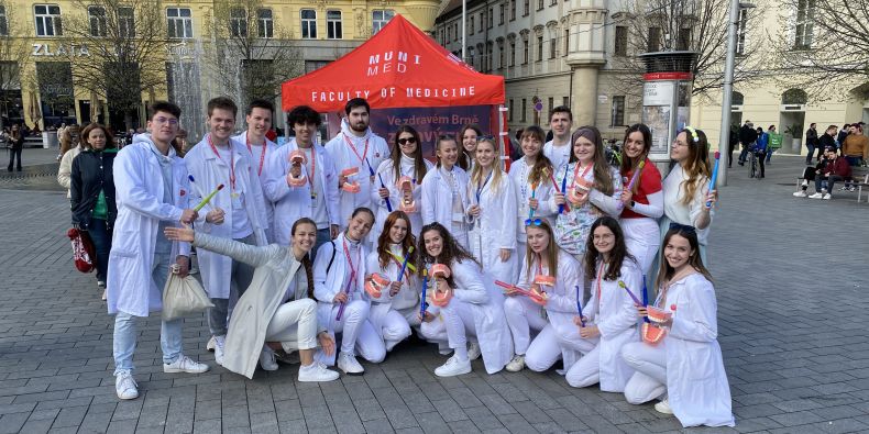 Studenti stomatologie na náměstí Svobody při akci Ve zdravém Brně zdravý zub.