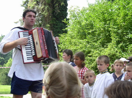 Festival česneku Buchlovice 2005 - kluci z Malučké nivničky. Foto: M. Lukáš. Festival česneku Buchlovice 2005 - kluci z Malučké nivničky. Foto: M. Lukáš.