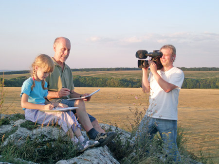 S nejmladší dcerou Julií při natáčení dokumentu pro Českou televizi. Foto: Archiv Antonína Vojtka. S nejmladší dcerou Julií při natáčení dokumentu pro Českou televizi. Foto: Archiv Antonína Vojtka.