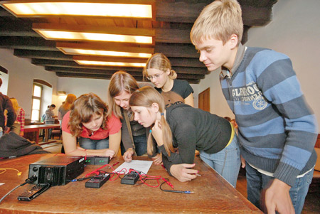 Na Festival vědy navázala interaktivní soutěž ŽIRAFA (ŽIvot, RAdost, FAntazie). Ta byla určená pro žáky 2. stupně základních škol a nižších ročníků gymnázií. Foto: Michal Růžička. Na Festival vědy navázala interaktivní soutěž ŽIRAFA (ŽIvot, RAdost, FAntazie). Ta byla určená pro žáky 2. stupně základních škol a nižších ročníků gymnázií. Foto: Michal Růžička.