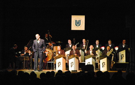 Pro sezónu 2005/06 nacvičil Ondřej Havelka & Melody Makers program, který je poctou autorskému triu - Jaroslav Ježek, Jiří Voskovec a Jan Werich. Foto: Ondřej Ženka. Pro sezónu 2005/06 nacvičil Ondřej Havelka & Melody Makers program, který je poctou autorskému triu - Jaroslav Ježek, Jiří Voskovec a Jan Werich. Foto: Ondřej Ženka.
