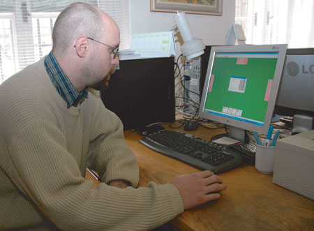 Na snímku Mgr.Marek Picha,Ph.D. předvádí internetovou verzi bridže.Foto: Martina Šmídtová. Na snímku Mgr.Marek Picha,Ph.D. předvádí internetovou verzi bridže.Foto: Martina Šmídtová.