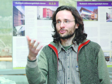 Ing. David Eyer z architektonického ateliéru Arché v Praze, při vernisáži výstavy v Informačním centru PřF. Foto: Ondřej Ženka. Ing. David Eyer z architektonického ateliéru Arché v Praze, při vernisáži výstavy v Informačním centru PřF. Foto: Ondřej Ženka.