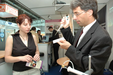 Výzkumný pracovník katedry fyzikální elektroniky Přírodovědecké fakulty MU Miloš Klíma představoval na mezinárodním veletrhu FINTECH plazmovou tužku, na jejímž vývoji se podílel. Foto: Ondřej Ženka. Výzkumný pracovník katedry fyzikální elektroniky Přírodovědecké fakulty MU Miloš Klíma představoval na mezinárodním veletrhu FINTECH plazmovou tužku, na jejímž vývoji se podílel. Foto: Ondřej Ženka.