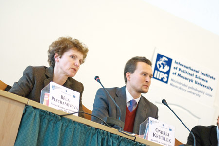Mezi účastníky konference byla i Běla Plechanovová z Univerzity Karlovy nebo Ondřej Krutílek z Centra pro demokracii a kulturu. Foto: Petr Hrnčíř. Mezi účastníky konference byla i Běla Plechanovová z Univerzity Karlovy nebo Ondřej Krutílek z Centra pro demokracii a kulturu. Foto: Petr Hrnčíř.