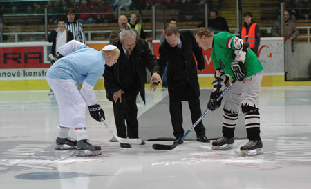 Na hokejový souboj si našli čas i rektoři MU Petr Fiala a VUT Karel Rais, kteří vhodili úvodní buly. Foto: David Povolný. Na hokejový souboj si našli čas i rektoři MU Petr Fiala a VUT Karel Rais, kteří vhodili úvodní buly. Foto: David Povolný.