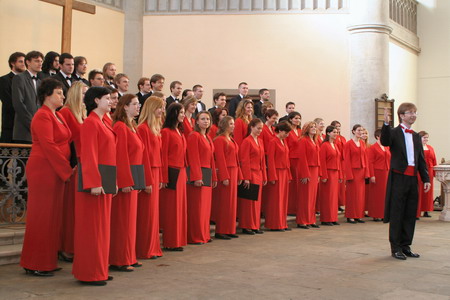 Společný koncert Pěveckého sboru MU a Columbia University Singers přilákal v pátek 19. května do Červeného kostela více než čtyři stovky posluchačů. Foto: Petr Preclík.