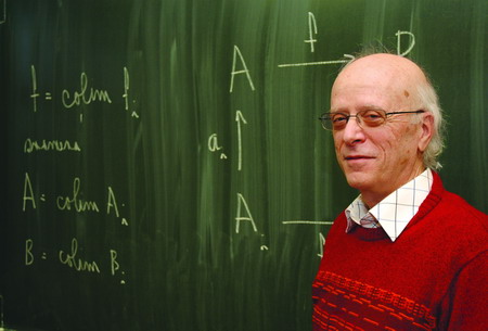Profesor Rosický s typickou ukázkou teorie kategorií. Písmena označují objekty, šipky transformace. Foto: Ondřej Ženka. Profesor Rosický s typickou ukázkou teorie kategorií. Písmena označují objekty, šipky transformace. Foto: Ondřej Ženka.