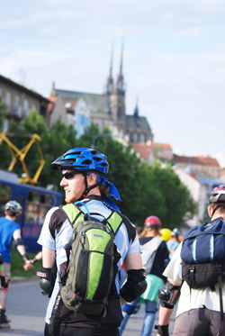 Na jízdy městem může vyrazit kdokoliv, kdo na bruslích umí jezdit. Pořadatelé nevybírají žádný poplatek. Foto: Klub Black Ice. Na jízdy městem může vyrazit kdokoliv, kdo na bruslích umí jezdit. Pořadatelé nevybírají žádný poplatek. Foto: Klub Black Ice.
