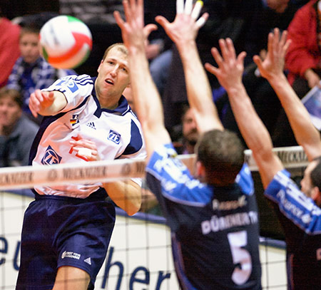 Volejbalista Ivo Dubš hrál v českém reprezentačním týmu od 90. let, později se stal jeho kapitánem. Sportovní kariéru ukončil v roce 2004. Volejbalista Ivo Dubš hrál v českém reprezentačním týmu od 90. let, později se stal jeho kapitánem. Sportovní kariéru ukončil v roce 2004.