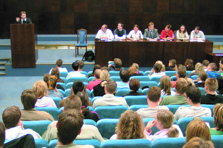 Vždy první týden podzimního semestru pořádá ELSA setkání se studenty prvních ročníků v aule na PrF, kde je v přátelské atmosféře seznamuje s možnostmi, které se otevírají před studenty práv. Foto: David Povolný. Vždy první týden podzimního semestru pořádá ELSA setkání se studenty prvních ročníků v aule na PrF, kde je v přátelské atmosféře seznamuje s možnostmi, které se otevírají před studenty práv. Foto: David Povolný.