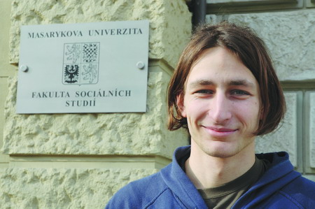 Jakuba Černého zaujala práce terénního pracovníka natolik, že ve sdružení Podané Ruce pracuje nad rámec povinné praxe. Foto: Ondřej Ženka. Jakuba Černého zaujala práce terénního pracovníka natolik, že ve sdružení Podané Ruce pracuje nad rámec povinné praxe. Foto: Ondřej Ženka.