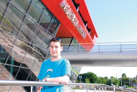 "Všichni dnes mají dojem, že informovaní jsou dost, že nemoc se dá jakž takž léčit, a tím pádem nejde o nic zase tak moc nebezpečného. Ale jen V roce 2008 přibylo 147 nových případů HIV pozitivních, loni 155, což byl rekord," varuje Kyselák. Foto: Martin Kopáček. "Všichni dnes mají dojem, že informovaní jsou dost, že nemoc se dá jakž takž léčit, a tím pádem nejde o nic zase tak moc nebezpečného. Ale jen V roce 2008 přibylo 147 nových případů HIV pozitivních, loni 155, což byl rekord," varuje Kyselák. Foto: Martin Kopáček.