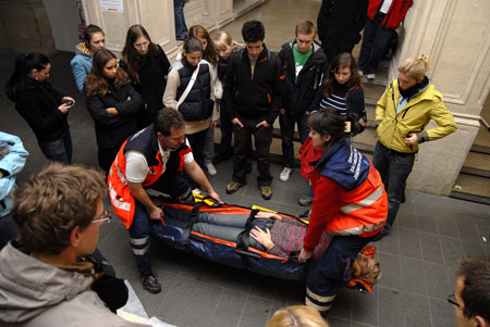 Studenti si na kurzu urgentní medicíny zkusili, jak se postarat třeba o pacienty s poraněním páteře či lidi v bezvědomí. Foto: Tomáš Pruša.