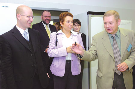 Ministr financí Bohuslav Sobotka a ministryně školství, mládeže a tělovýchovy Petra Buzková při prohlídce areálu laboratoří. Průvodcem jim byl vedoucí Národního centra pro výzkum biomolekul Jaroslav Koča. Foto: Jaroslav Švanda Ministr financí Bohuslav Sobotka a ministryně školství, mládeže a tělovýchovy Petra Buzková při prohlídce areálu laboratoří. Průvodcem jim byl vedoucí Národního centra pro výzkum biomolekul Jaroslav Koča. Foto: Jaroslav Švanda