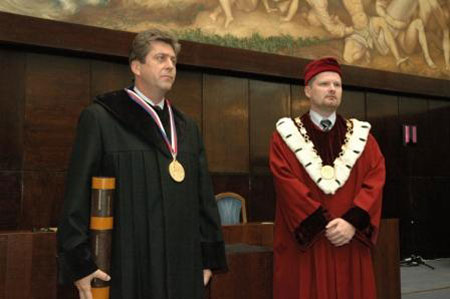 Bulharský prezident Georgi Parvanov a rektor MU Petr Fiala při slavnostním ceremoniálu Bulharský prezident Georgi Parvanov a rektor MU Petr Fiala při slavnostním ceremoniálu