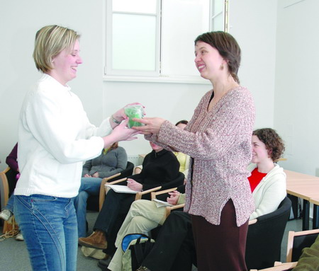 Mgr. Karolina Krátká, vedoucí projektu Asistent do rodiny, předává asistentce Bc. Markétě Burešové dárek za aktivitu v projektu. Foto: Ida Kodrlová.