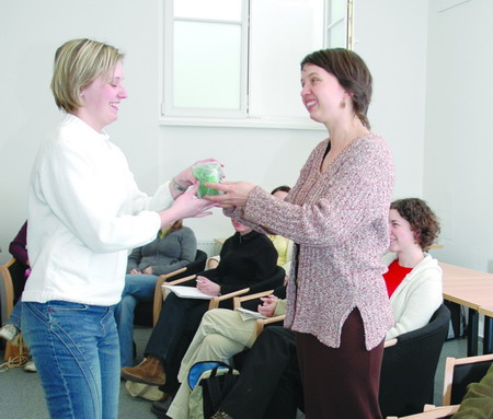 Mgr. Karolina Krátká, vedoucí projektu Asistent do rodiny, předává asistentce Bc. Markétě Burešové dárek za aktivitu v projektu. Foto: Ida Kodrlová. Mgr. Karolina Krátká, vedoucí projektu Asistent do rodiny, předává asistentce Bc. Markétě Burešové dárek za aktivitu v projektu. Foto: Ida Kodrlová.