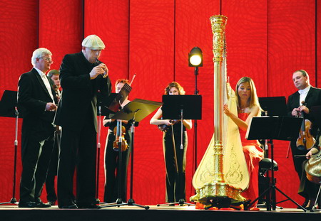 Slavnostní zahájení programu Partnerství ve vzdělávání bylo zpestřeno krátkým hudebním programem, během něhož Jiří Stivín (flétna) a Kateřina Englichová (harfa) v doprovodu Českých komorních sólistů zahráli skladby W. A. Mozarta, G. F. Händela a A. Vivaldiho. Foto: Aleš Ležatka.
