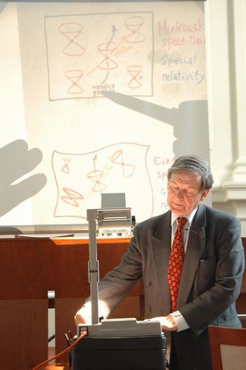 Jedním z nejvýznamnějších hostů sympozia na počest Kurta Gödela byl George Penrose z Matematického institutu Oxfordské univerzity. Foto: Ondřej Ženka. 