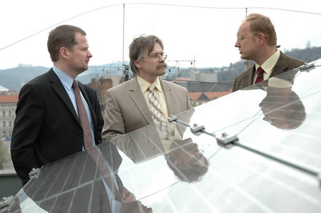 Fotovoltaické panely na PdF nepotřebují žádnou údržbu a jejich životnost je garantována na 30 let. Na fotografii ze slavnostního otevření rektor MU Petra Fiala, hlavní iniciátor výstavby elektrárny Petr Sládek a ministr životního prostředí Libor Ambrozek. Foto: Ondřej Ženka.
