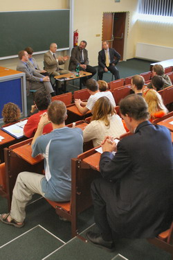 Americký velvyslanec v České republice William J. Cabaniss navštívil začátkem května Fakultu informatiky. Tématem jeho návštěvy se stala spolupráce mezi akademickou a soukromou sférou. Foto: Petr Preclík.