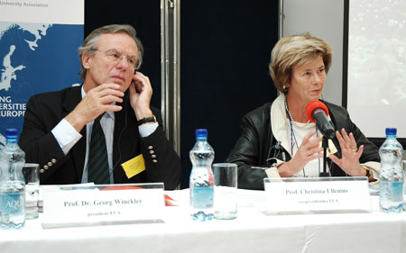 Prezident EUA Georg Winckler (vlevo) a viceprezidentka EUA Christina Ullenius promluvili na tiskové konferenci o nových strategiích, které musí evropské univerzity přijmout, aby dostály požadavkům, které na ně klade moderní znalostní společnost. Foto: Onřej Ženka.