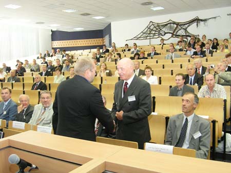 Dvoudenní mezinárodní ekonomické konference se zúčastnily téměř tři stovky odborníků ze zemí střední Evropy.