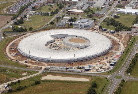 Synchrotron Diamond o výkonu 3 GeV, budovaný v současnosti ve Velké Británii.