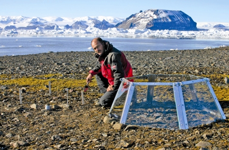 Biolog Miloš Barták instaloval na ostrově James Ross expoziční komory s otevřeným vrcholem. Pomocí nich budou vědci zkoumat očekávané klimatické změny. Foto: Archiv M. Bartáka.