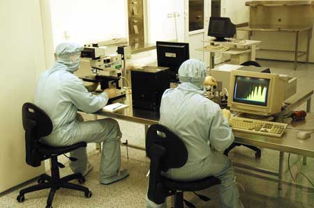 Otevření laboratoří se speciálními čistými prostorami, v nichž se budou studenti učit vytvářet bezchybně fungující mikoroelektronické součástky křemíku, je výsledkem dlouhodobé spolupráci Ústavu fyziky kondenzovaných látek Přírodovědecké fakulty MU a společnosti ON Semiconductor. Foto: Pavla Ondrušková. Otevření laboratoří se speciálními čistými prostorami, v nichž se budou studenti učit vytvářet bezchybně fungující mikoroelektronické součástky křemíku, je výsledkem dlouhodobé spolupráci Ústavu fyziky kondenzovaných látek Přírodovědecké fakulty MU a společnosti ON Semiconductor. Foto: Pavla Ondrušková.