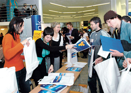 Studenti dostali na veletrhu pracovních příležitostí materiály všech zastoupených firem. Foto: David Povolný. Studenti dostali na veletrhu pracovních příležitostí materiály všech zastoupených firem. Foto: David Povolný.