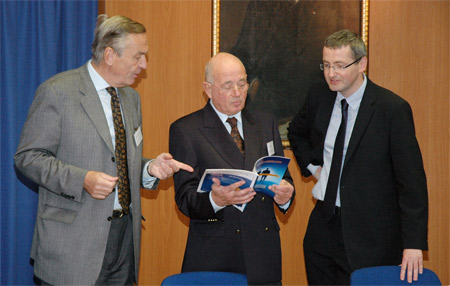 Na projektu kariérního centra MU spolupracuje univerzita s rakouskými kolegy z Ekonomické univerzity ve Vídni (zleva Rupert Dollinger, Oskar Grün, Martin Svoboda z ESF MU). Foto: David Povolný. Na projektu kariérního centra MU spolupracuje univerzita s rakouskými kolegy z Ekonomické univerzity ve Vídni (zleva Rupert Dollinger, Oskar Grün, Martin Svoboda z ESF MU). Foto: David Povolný.