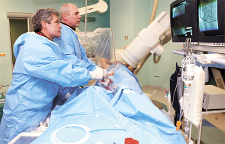 Lékaři Petr Kala a Petr Jeřábek v průběhu operace technikou rotační aterektomie umožňující léčbu věnčitých tepen. Foto: T. Hájek. 
