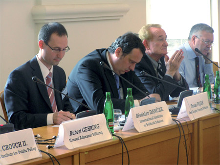 Na Ministerstvu zahraničních věcí se setkali odborníci, kteří mají o politiku NATO dlouholetý expertní zájem. Foto: Archiv Mezinárodního politologického ústavu. Na Ministerstvu zahraničních věcí se setkali odborníci, kteří mají o politiku NATO dlouholetý expertní zájem. Foto: Archiv Mezinárodního politologického ústavu.