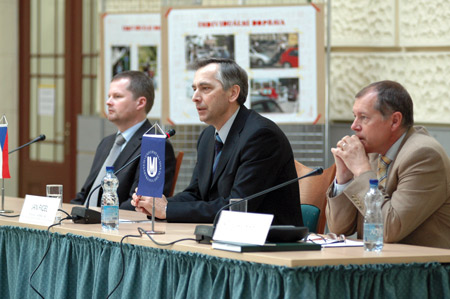 Debaty s brněnskými studenty v prostorách atria FSS se spolu s eurokomisařem Ján Figeľem (uprostřed) zúčastnili rektor MU Petr Fiala a děkan FSS Ladislav Rabušic. Foto: David Povolný. Debaty s brněnskými studenty v prostorách atria FSS se spolu s eurokomisařem Ján Figeľem (uprostřed) zúčastnili rektor MU Petr Fiala a děkan FSS Ladislav Rabušic. Foto: David Povolný.