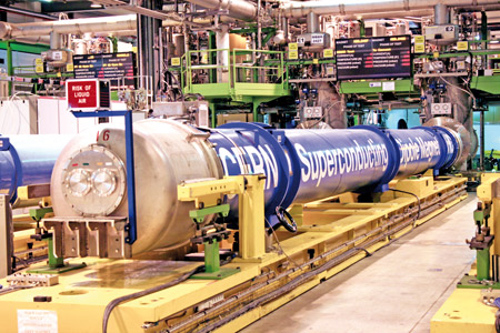 Část lineárního urychlovače Linac 2, který se používá k urychlení protonů. Foto: Eva Janouškovcová. Část lineárního urychlovače Linac 2, který se používá k urychlení protonů. Foto: Eva Janouškovcová.