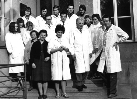 Spoluzakladatel Ústavu biochemie doc. Ladislav Skurský (první zprava) a jeho kolegové na fotografii z roku 1973. Foto: Archiv Ústavu biochemie Přírodovědecké fakulty. Spoluzakladatel Ústavu biochemie doc. Ladislav Skurský (první zprava) a jeho kolegové na fotografii z roku 1973. Foto: Archiv Ústavu biochemie Přírodovědecké fakulty.