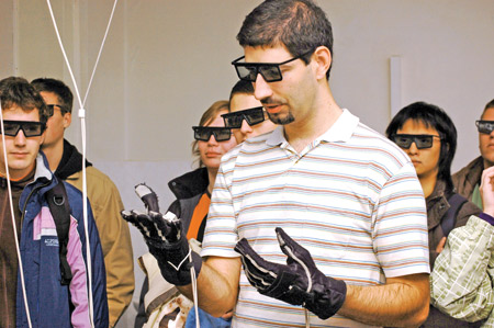 Speciální den otevřených dveří proběhl také na Fakultě informatiky, kde měli studenti možnost vyzkoušet 3D brýle. Foto: Jan Vykopal. Speciální den otevřených dveří proběhl také na Fakultě informatiky, kde měli studenti možnost vyzkoušet 3D brýle. Foto: Jan Vykopal.