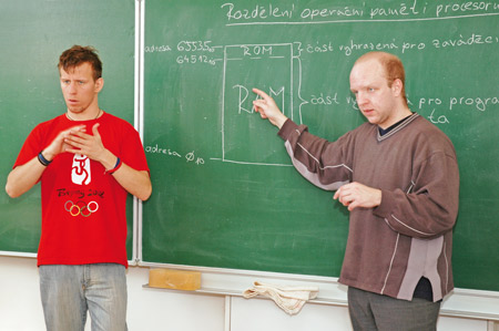 Pro porozumění pravidelné výuce mohou neslyšící studenti využívat tlumočníky. Foto: Archiv Teiresiás. Pro porozumění pravidelné výuce mohou neslyšící studenti využívat tlumočníky. Foto: Archiv Teiresiás.