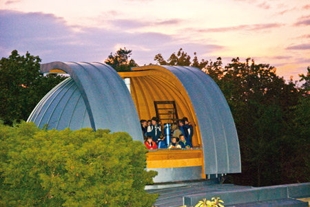 Návštěvníci Noci vědců měli možnost podívat se do nově zrekonstruované univerzitní observatoře. Foto: Martin Kopáček. Návštěvníci Noci vědců měli možnost podívat se do nově zrekonstruované univerzitní observatoře. Foto: Martin Kopáček.