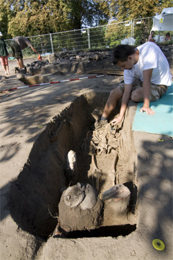 V hrobech, které vědci odkryli, se našla řada zajímavých předmětů, mezi nimi i velkomoravské gombíky. Foto: Petr Sedláček. V hrobech, které vědci odkryli, se našla řada zajímavých předmětů, mezi nimi i velkomoravské gombíky. Foto: Petr Sedláček.